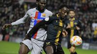 Gelandang Barcelona, Franck Kessie berusaha merebut bola dari pemain Intercity, Christian Koffi pada babak 32 besar Copa del Rey di stadion Ricardo Perez di Alicante, Spanyol, Kamis (5/1/2023). Barcelona menang atas Intercity dengan skor tipis 4-3. (AFP/Jose Jordan)