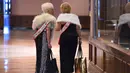 Dua wanita kontestan berjalan dilorong sebelum mengikuti putaran final Miss Senior America 2017 di Atlantic City, New Jersey (19/10). Syarat untuk mengikuti kontes ini harus berusia 60 tahun ke atas. (AFP Photo/Timothy A. Clary)