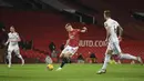 Gelandang Manchester United (MU) Scott McTominay melakukan tendangan untuk mencetak gol ke gawang Leeds United dalam lanjutan Liga Inggris di stadion Old Trafford, Senin (21/12/2020) dinihari WIB. McTominay cetak sejarah dengan dua gol dalam kurun waktu tiga menit menit. (Michael Regan/Pool via AP)