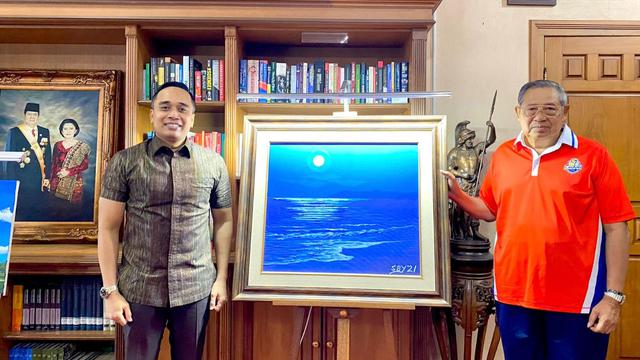 Ketua Asosiasi Museum Indonesia Putu Supadma Rudana dan Presiden keenam Republik Indonesia Susilo Bambang Yudhoyono (SBY) saat peresmian Museum dan Galeri SBY-ANI di Ploso, Pacitan, Jawa Timur, Kamis (17/8/2023). (Istimewa)