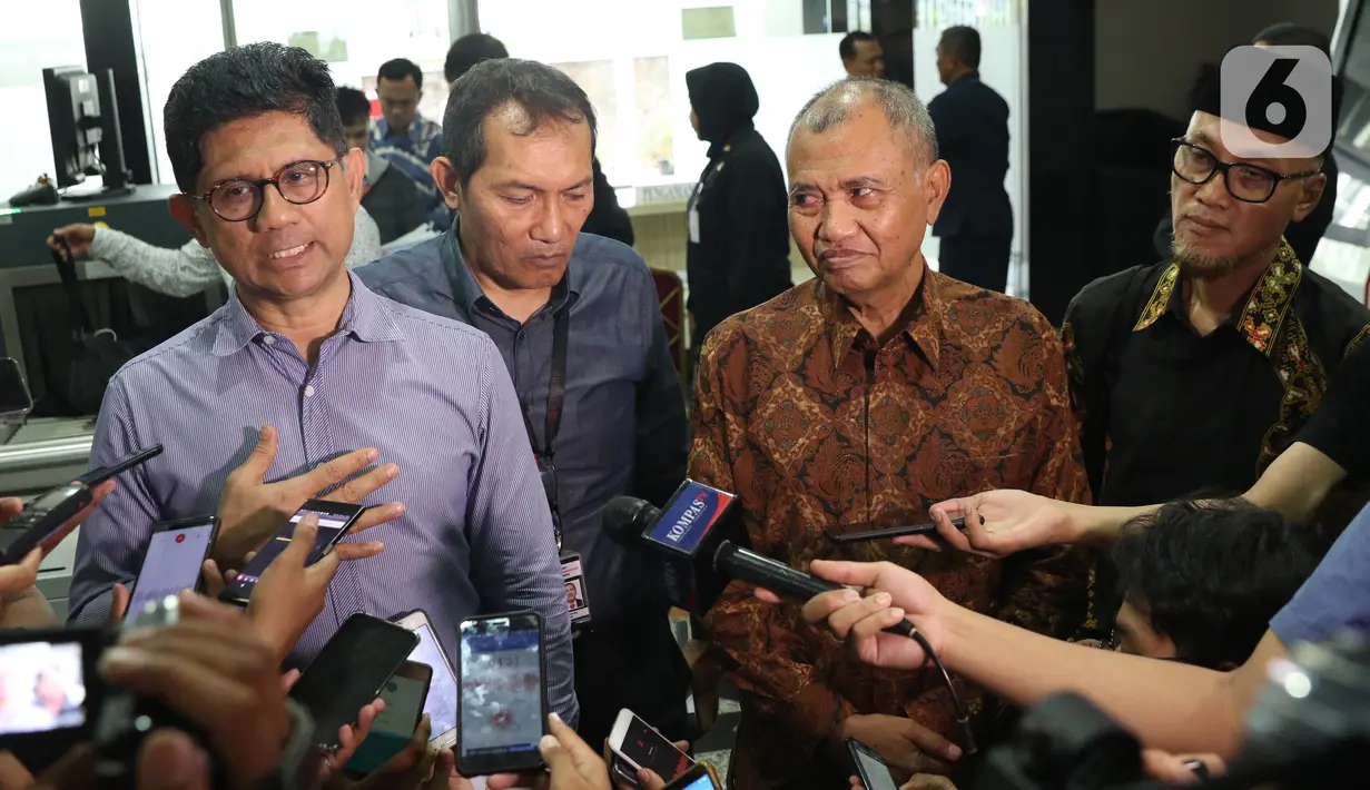 Pimpinan KPK periode 2015–2019, Laode M Syarif (kiri), Saut Situmorang dan Agus Rahardjo bersama Koalisi Masyarakat Sipil Antikorupsi jelang mendaftarkan pengajuan judicial review UU Nomor 19 Tahun 2019 tentang KPK di Gedung MK, Jakarta, Rabu (20/11/2019). (Liputan6.com/Helmi Fithriansyah)
