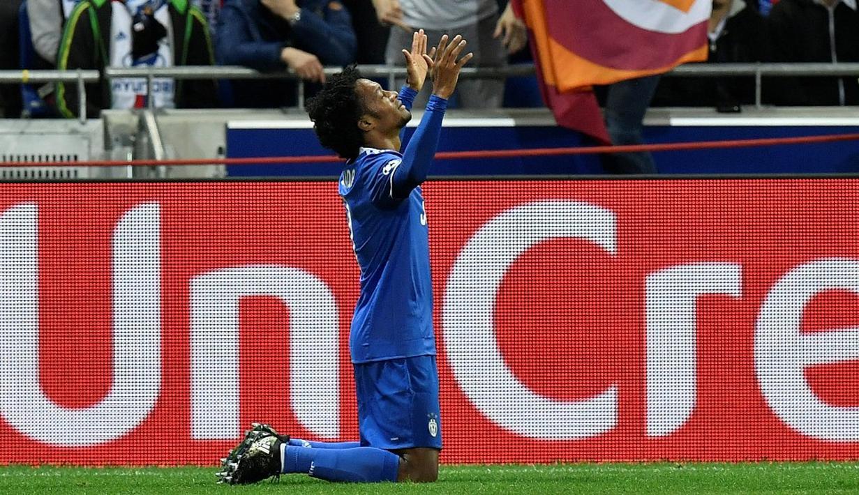 Ekspresi pemain Juventus, Juan Cuadrado, setelah mencetak gol ke gawang Olympique Lyon dalam laga Grup H Liga Champions di Stade de Lyon, Prancis, Rabu (19/10/2016) dini hari WIB. (AFP/Jeff Pachoud)