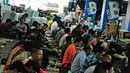 Sejumlah umat muslim mendengarkan khotbah saat melaksanakan salat Jumat berjamaah di di selasar Blok A Pasar Tanah Abang, Jakarta, Jumat (18/7/14). (Liputan6.com/Faizal Fanani)