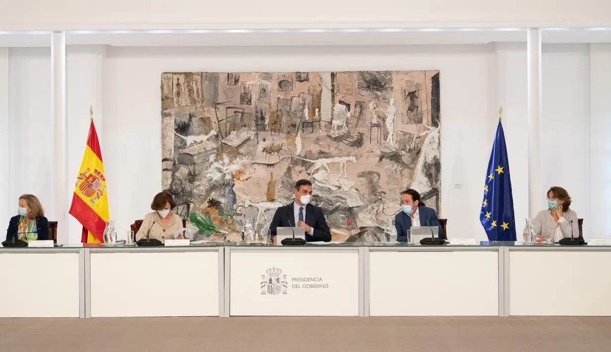 Perdana Menteri Spanyol Pedro Sanchez (tengah) menghadiri rapat kabinet darurat di Madrid, Spanyol, 25 Oktober 2020. Sanchez pada Minggu (25/10) mengumumkan Status Darurat (State of Alarm) sebagai upaya untuk meredam penyebaran COVID-19. (Xinhua/La Moncloa)
