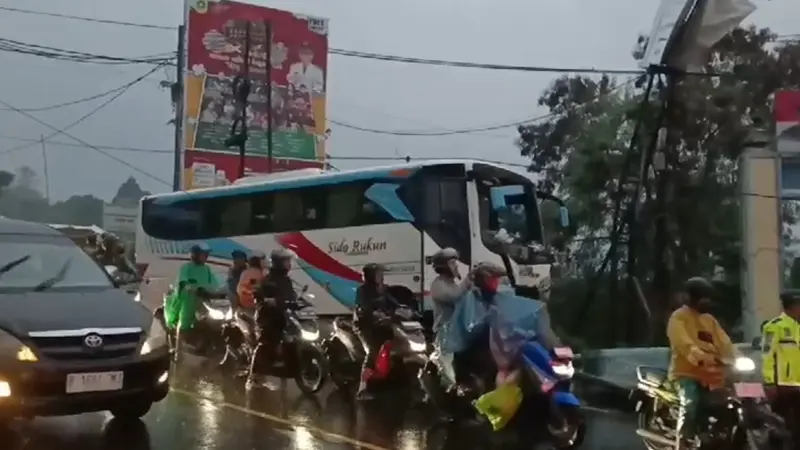 Sebuah bus mengalami kecelakaan tunggal di jalur Puncak, Kabupaten Bogor, Jawa Barat, Minggu (27/8/2023).