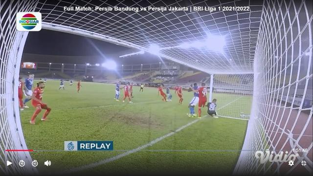 Kejadian tendangan bebas Marc Klok ke gawang Persija.