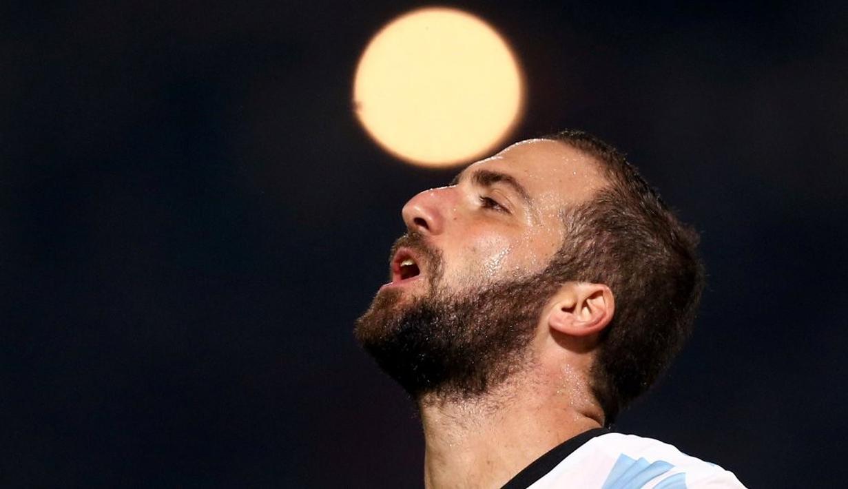 Kekecewaan Gonzalo Higuaín setelah Argentina kalah 0-1 di kandang sendiri saat menjamu Paraguay, pada laga Kualifikasi Piala Dunia 2018 zona Amerika Selatan, di Stadion Mario Kempes, Cordoba, Rabu (12/10/2016) pagi WIB. (Reuters/Marcos Brindicci)