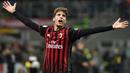 3. Manuel Locatelli (AC Milan) - Gelandang berusia 19 tahun ini disebut-sebut sebagai The Next Andrea Pirlo. Di usainya yang masih belia, dirinya sudah mampu menjadi pilihan utama pelatih Vicenzo Montella di skuat Rossoneri. (EPA/Daniel Dal Zennaro)