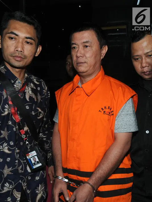 Pengusaha tim sukses Bupati Talaud, Benhur Lalenoh kenakan rompi tahanan usai menjalani pemeriksaan di Gedung KPK, Jakarta, Rabu (01/05/2019). Benhur terjaring OTT bersama Bupati Kepulauan Talaud, Sri Wahyumi Maria Manalip terkait dugaan suap proyek pembangan pasar. (merdeka.com/Dwi Narwoko)