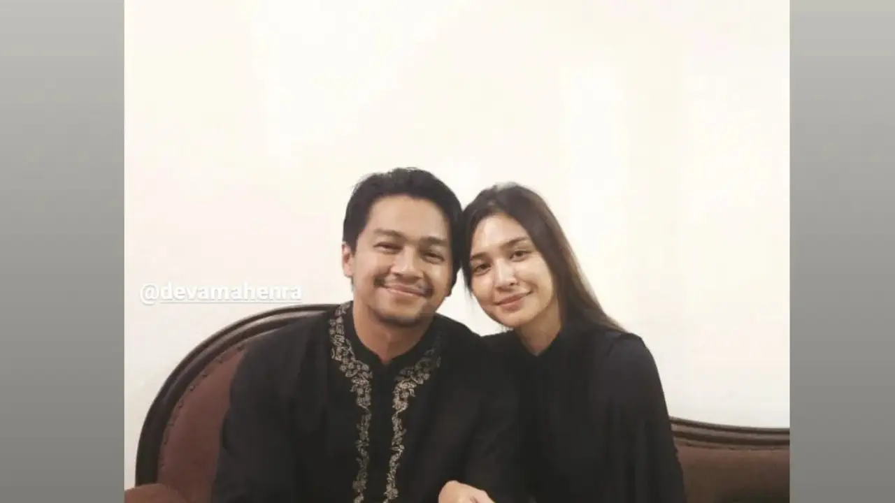 Gaya Lebaran Mikha Tambayong dan Deva Mahenra