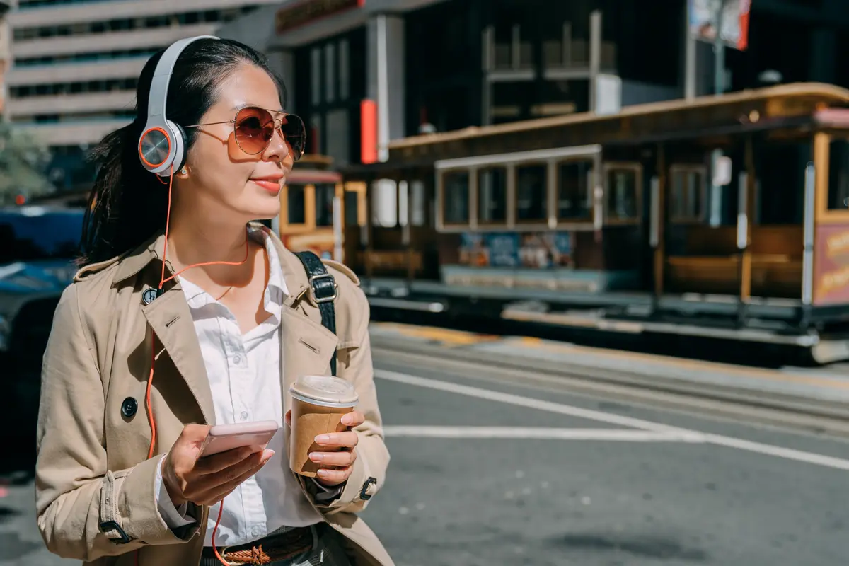 perempuan dan pakai headset