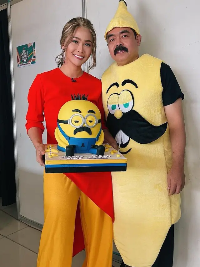 Adam Suseno Suami Inul Daratista Cosplay Jadi Minions di Momen Ulang Tahun