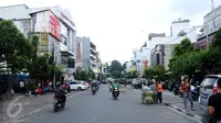 Kondisi arus lalu lintas di sekitar Jalan Agus Salim Jakarta, Kamis (14/1). Pasca ledakan di pos polisi dekat Gedung Sarinah, sejumlah toko dan kantor di sekitar lokasi menghentikan aktivitasnya. (Liputan6.com/Helmi Fithriansyah)