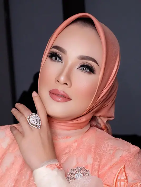 Warna oranye muda seperti di foto ini juga tampak luar biasa di kulit Elma Theana. Dengan makeup flawless yang menonjolkan area matanya, Elma tampak luar biasa memesona dengan warna lipstik senada dengan outfitnya. Foto: Instagram.