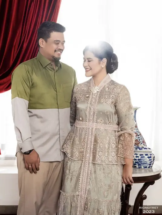 Lalu Bobby tampak serasi mengenakan kemeja panjang hijau abu-abu dipadukan celana coklatnya. @riomotret