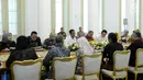 Presiden Jokowi menerima komunitas dan para pelaku usaha busana muslim di Istana Bogor, Jawa Barat, Kamis (26/4). Pertemuan ini digelar untuk mendengarkan langsung masukan-masukan dari para pelaku usaha. (Liputan6.com/Pool/Biro Pers Setpres)
