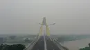 Gambar udara menunjukkan sebuah jembatan ketika kabut asap pekat menyelimuti Pekanbaru, Riau, Minggu (15/9/2019). Kabut asap yang menyelimuti Kota Pekanbaru makin pekat akibat kebakaran hutan dan lahan di Riau, Jambi, serta Sumatera Selatan. (ADEK BERRY/AFP)