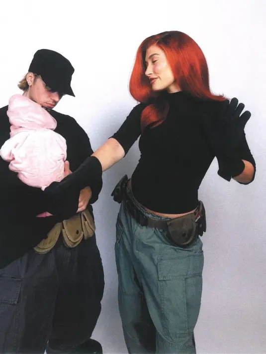 Justin dan Hailey Bieber merayakan Halloween pertama mereka sebagai orangtua tahun ini dengan cosplay ala karakter acara Disney Channel “Kim Possible”.  Hailey tampil sebagai karakter utama, Kim. Justin  berpakaian seperti pasangannya, Ron Stoppable. Sedangkan untuk bayi Jack, ia mengenakan onesie merah muda untuk menggambarkan tikus mol telanjang peliharaan Ron, Rufus. [@justinbieber].