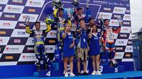 Ricky Ibrahim (Yamaha Oryza) saat naik podium pertama kelas YCR 2 di Yamaha Cup Race 2020 di Boyolali. (Hendry Wibowo/Bola.com)