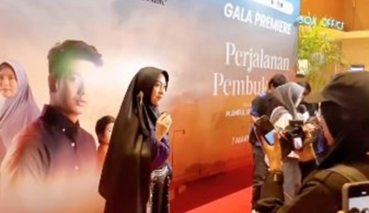Shindy Putri tampil menawan dengan gamis biru dan hijab hitam syari. Wanita yang berprofesi sebagai dokter itu tampak senang bisa hadir dan mendukung debut film adik iparnya. Meski kini rumah tangga sang adik tengah dalam proses perceraian, ia tetap bangga dengan karyanya. (Liputan6.com/IG/@dr.shindyputri_)