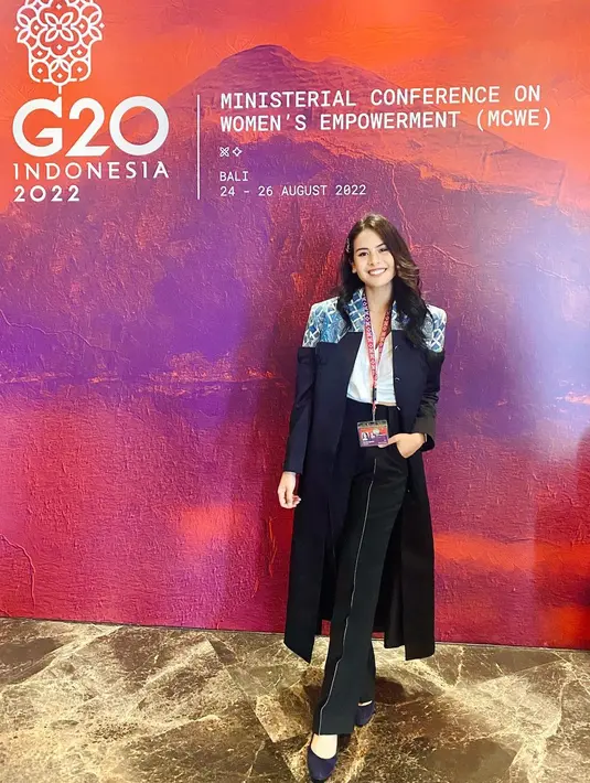 Gaya blazer panjang dengan motif etnik lain dari Maudy Ayunda yang dipadukan dengan kemeja putih dan celana panjang hitam. [IG @maudyayunda]