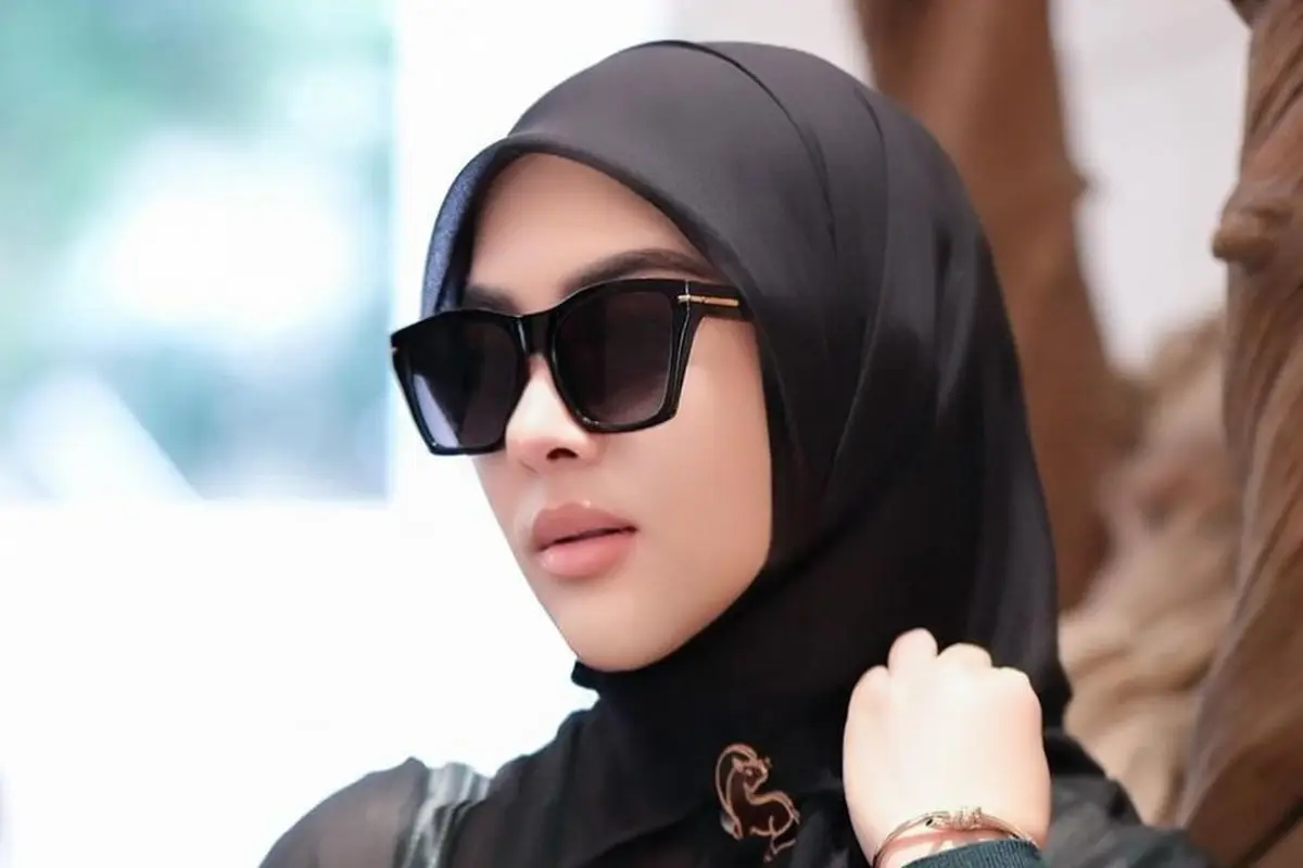 Syahrini dengan busana serba hitam (Instagram/princessyahrini)