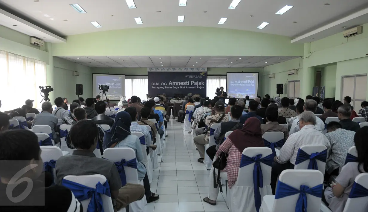 Sejumlah peserta dan pedagang sayur serta buah mengikuti dialog program tax amnesty di Gedung Serbaguna Pasar Induk Kramat Jati, Jakarta, Kamis (10/11). (Liputan6.com/Yoppy Renato) 