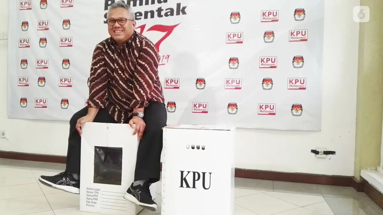 Ketua KPU Arief Budiman menunjukkan kotak suara Pemilu 2019.
