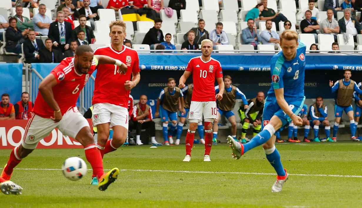 Ondrej Duda menyamakan kedudukan menjadi 1-1 usai membuat gol ke gawang Wales saat Euro 2016 di Stade de Bordeaux, Prancis (11/6). Slovakia harus mengakui keunggulan Wales dengan skor 2-1 (Reuters/ Albert Gea)