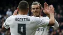 Pemain Real Madrid, Karim Benzema dan Gareth Bale merayakan gol ke gawang Sporting Gijon. Dalam dua laga terakhir Madrid sudah mencetak 10 gol. (Reuters/Andrea Comas)