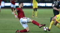 Pemain depan Timnas Indonesia, Illija Spasojevic (kiri) berebut bola dengan bek Guyana, Jake Newton di Stadion Patriot Candrabhaga, Bekasi, Sabtu (25/11). Spaso mencetak dua gol dan membawa Indonesia unggul 2-1. (Liputan6.com/Helmi Fithriansyah)