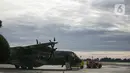 Pesawat TNI AU siap untuk diberangkatkan mencari pesawat Sriwijaya Air SJ 182 di Lanud Halim Perdanakusuma, Jakarta, Minggu (10/1/2021). TNI AU memberangkatkan pesawat CN-295, helikopter jenis Caracal, dan helikopter Super Puma NAS-332 untuk mencari Sriwijaya Air SJ 182. (Liputan6.com/Faizal Fanani)
