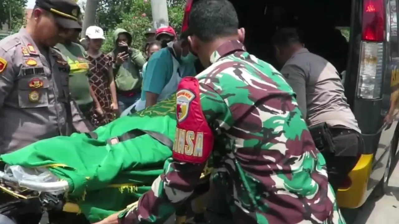 Jenasah Askurnia saat dibawah ke rumah sakit. (Istimewa)