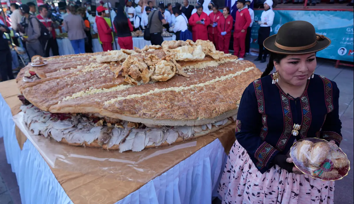 <p>'S&aacute;ndwich de Chola' adalah hidangan ikonik La Paz yang berada di ketinggian 3.600 meter di atas permukaan laut. (AP Photo/Juan Karita)</p>