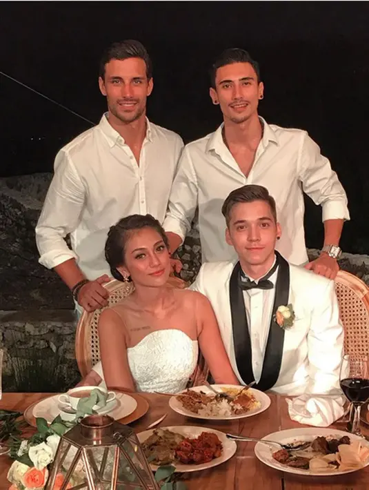 "Pemberkatannya sakral, mereka senang. Hal itu sakral banget, Celine dan Stefan menangis saat saling janji sehidup semati," ungkap Desmon saat dihubungi Liputan6.com, Kamis (10/11/2016). (Instagram/stefanceline)