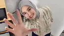 Manisnya penampilan Cut Syifa yang memadukan sweater bernuansa kehijauan engan rok hitam panjang dan hijab abu-abu polos. [Foto: Instagram/cutsyifaa]