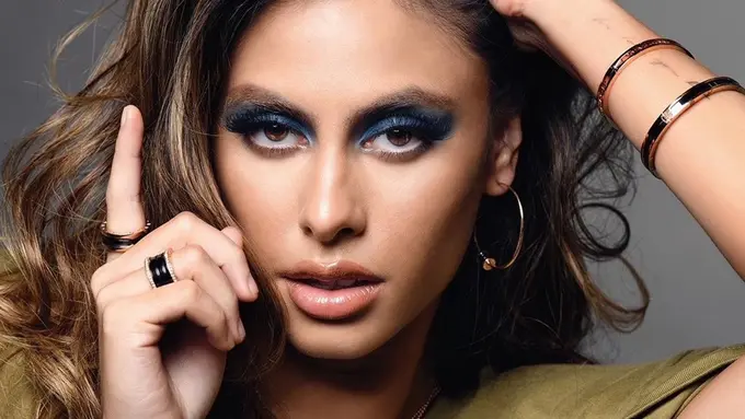 FOTO: Gaya Valerie Thomas saat Pakai Makeup Tebal, Auranya Terpancar