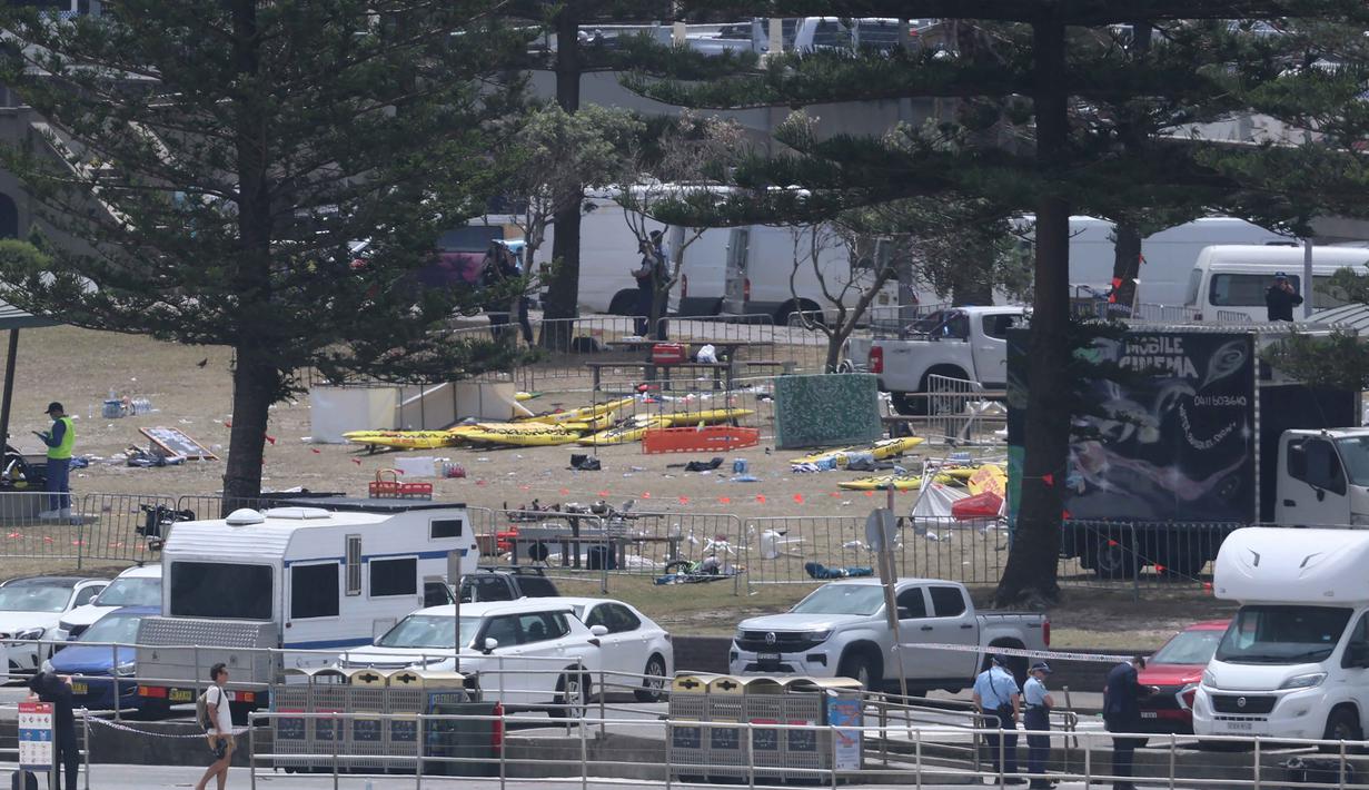 Sebagian besar korban diyakini berasal dari komunitas Yahudi yang tengah merayakan hari pertama Hanukkah di pantai populer tersebut. Tampak dalam foto, pemandangan lokasi kejadian di Bondi Pavillion setelah penembakan di Pantai Bondi, Sydney, Autralia, pada Senin 15 Desember 2025. (DAVID GRAY/AFP)