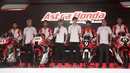 Dua pebalap MotoGP Honda Racing Corporation (HRC), Joan Mir ( tengah kiri) dan Luca Marini (tengah kanan) bersama para pebalap Astra Honda Racing Team dalam acara launching motor baru untuk MotoGP 2025 di pabrik PT Astra Honda Motor (AHM) di Cikarang, Jawa Barat pada Sabtu (1/2/2025). (Bola.com/M. Iqbal Ichsan)
