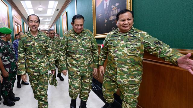 Presiden Prabowo Subianto bersama  Presiden keenam RI Susilo Bambang Yudhoyono (SBY) dan Presiden ketujuh RI Joko Widodo atau Jokowi