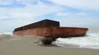 Tongkang Sun Lion V yang terdampar di kawasan pantai Gampong Lhok, Kecamatan Kuala Pesisir, Kabupaten Nagan Raya, Aceh (Liputan6.com/Ist)