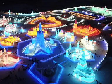 Foto dari udara ini menunjukkan pemandangan Dunia Es dan Salju Harbin di Harbin, Provinsi Heilongjiang, China timur laut, pada 24 Desember 2020. Ajang Dunia Es dan Salju Harbin ke-22 dibuka untuk umum pada Kamis (24/12). (Xinhua/Wang Jianwei)