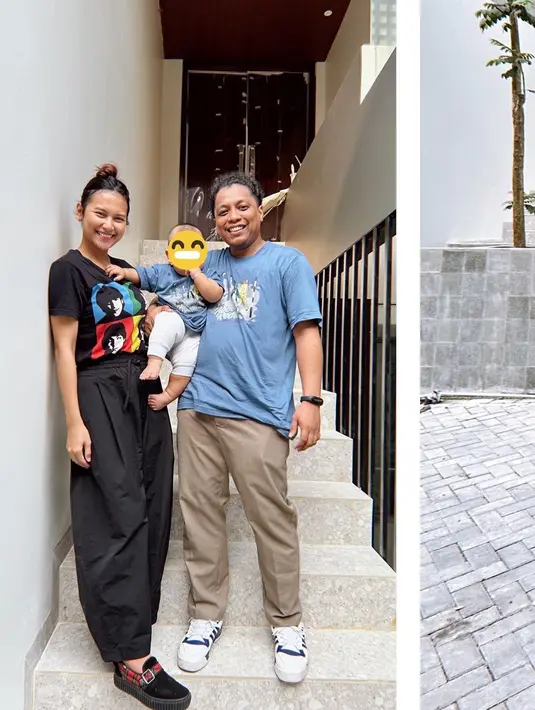 Indah juga membantah bahwa menutupi wajah putrinya karena mengikuti artis lain. Indah menegaskan bahwa apa yang dilakukannya adalah urusan pribadi. "Nggak sih, nggak juga, nggak ikut-ikutan, lebih ke masalah pribadi aja," ujar Indah. [Instagram/indahpermatas]