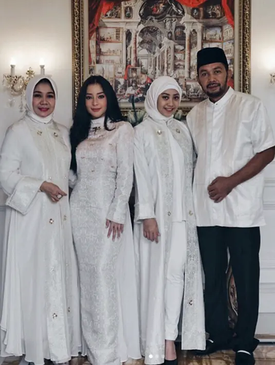 Niki merayakan hari lebaran bersama keluarga, yakni ayah dan ibu serta adik perempuannya. Kebahagiaan tentu dirasakan oleh Niki dan keluarga. Lewat media sosial, Niki pun menuliskan ucapannya. (Instagram/Nikitawillyofficial94)
