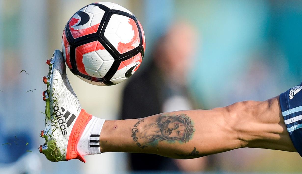  Striker Argentina, Angel Di Maria, mengontrol bola saat sesi latihan Timnas Argentina di Ezeiza, Buenos Aires, Argentina, (24/5/2016), sebagai persiapan jelang Copa America 2016. (AFP/Eitan Abramovich)