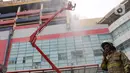 Personel pemadam memantau proses pendinginan Plaza Glodok di Tamansari, Jakarta Barat, Kamis (16/1/2025). (Magang/Liputan6.com/Muhammad Rizal)