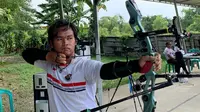 Atlet panahan Indonesia, Arif Dwi Pangestu. (Bola.com/Ana Dewi)