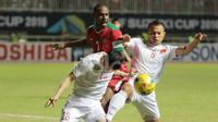 Pemain Timnas Indonesia, Boaz Solossa, mendapat pengawalan ketat dari pemain Vietnam dalam laga leg pertama semifinal Piala AFF 2016 di Stadion Pakansari, Bogor, Sabtu (3/12/2016). (Bola.com/Nicklas Hanoatubun)