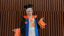 Ditengah kesibukannya karier dan sebagai ibu dari dua anak, tak menyurutkan Ega Voniantika untuk tetap melanjutkan kuliah. Istri Muhammad Rafly atau Rafli DA itu baru saja wisuda.  Berikut potret cantik Ega saat wisuda. [Instagram/eganoviantika_98]
