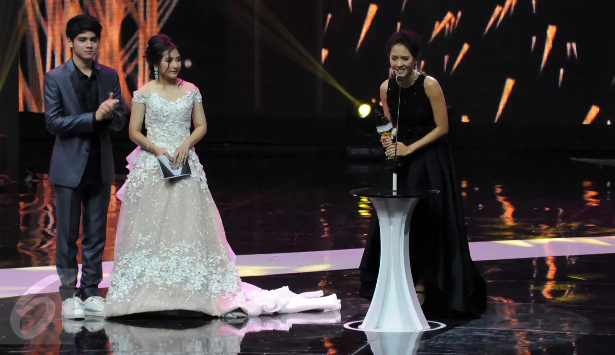 Artis Lala Karmela saat menerima  penghargaan sebagai sebagai Pendatang Baru Wanita Terbaik di ajang Indonesia Box Office Movie (IBOMA) 2016, Jakarta, Kamis (17/3). (Liputan6.com/Helmi Afandi)